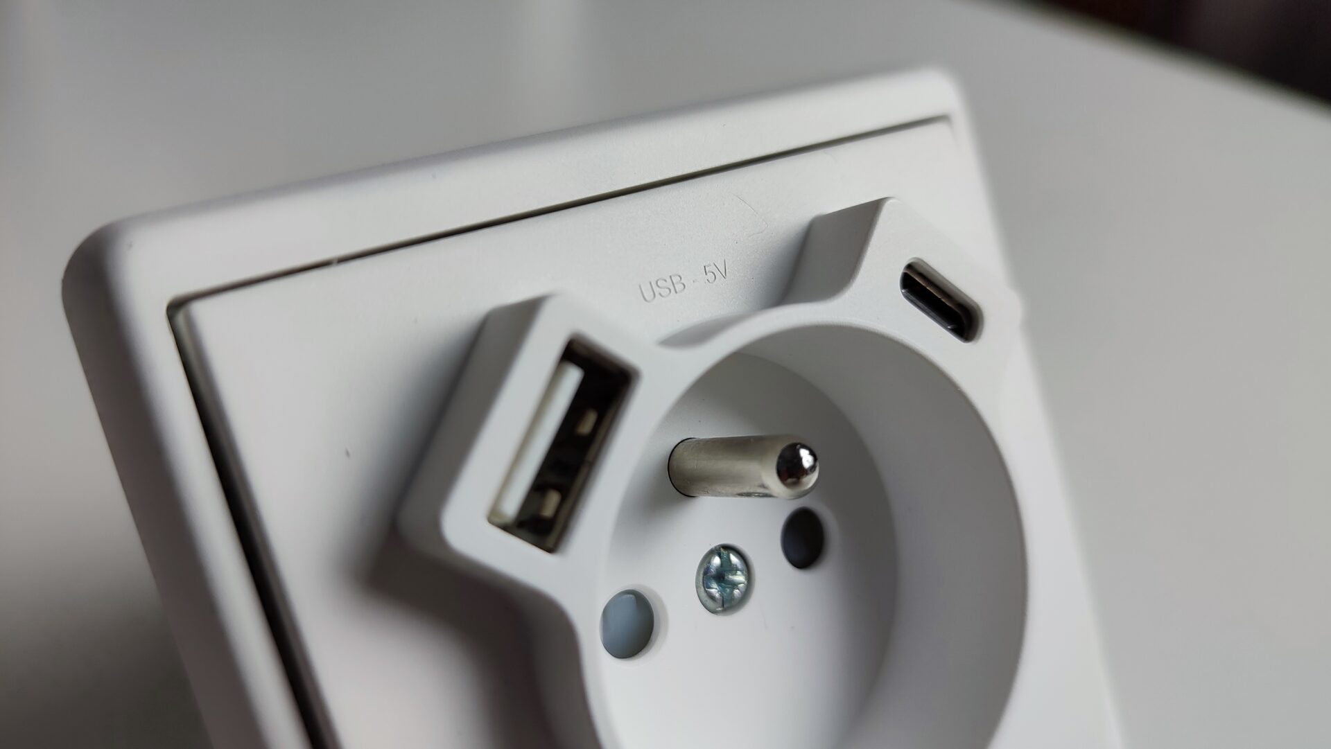 APOLO 5000 Efapel gniazdo z uziemieniem + USB A + USB C z ramką - Biały połysk